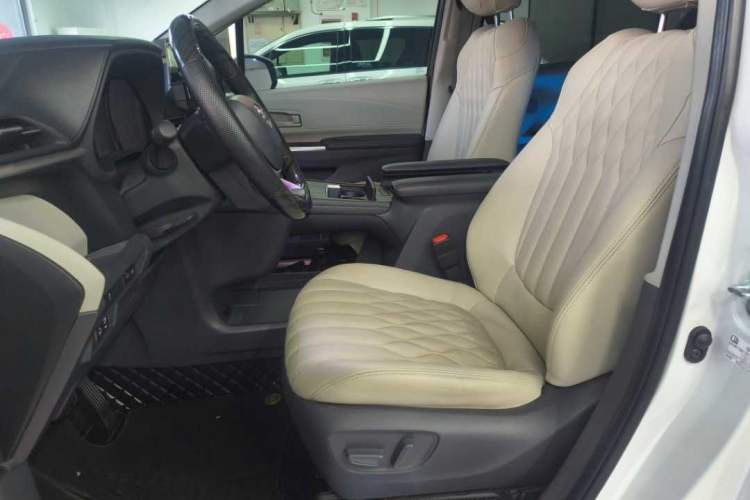 Used Toyota SIENNA 2023 2.5L Hybrid Comfort Edition
