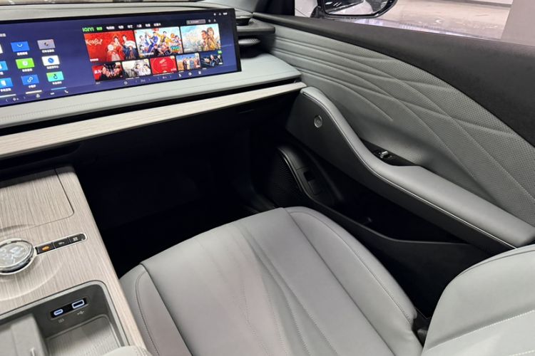 Used Geely Galaxy E8 2024 550 km Range Rear-Wheel-Drive PRO
