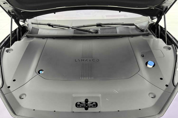 Used Lynk & Co Z10 2025 95 kWh 806 km Range Rear-Wheel Drive Advanced Driver-Assistance System Max
