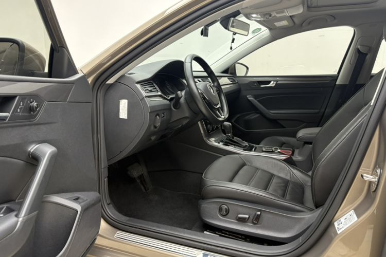 Used Volkswagen Passat 2017 330TSI DSG Luxury Edition Interior 5