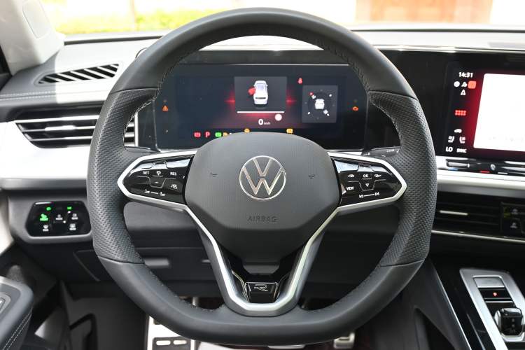 Used Volkswagen Tavendor 2024 380TSI All-Wheel Drive R-Line Blacklight Knight Edition Interior 12