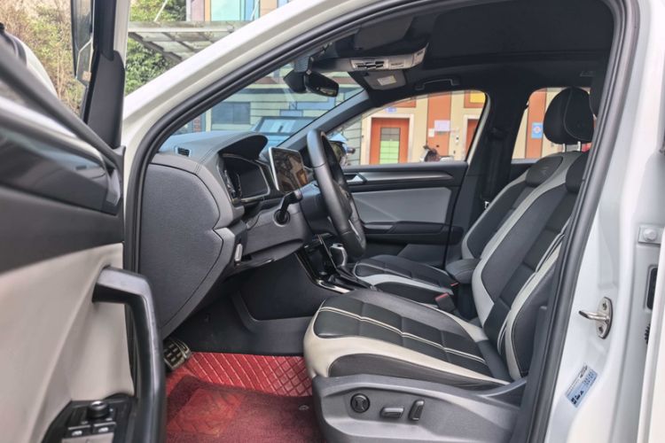 Used Volkswagen T-ROC 2024 300TSI DSG Two-Wheel-Drive Chen Guang Edition Interior 3