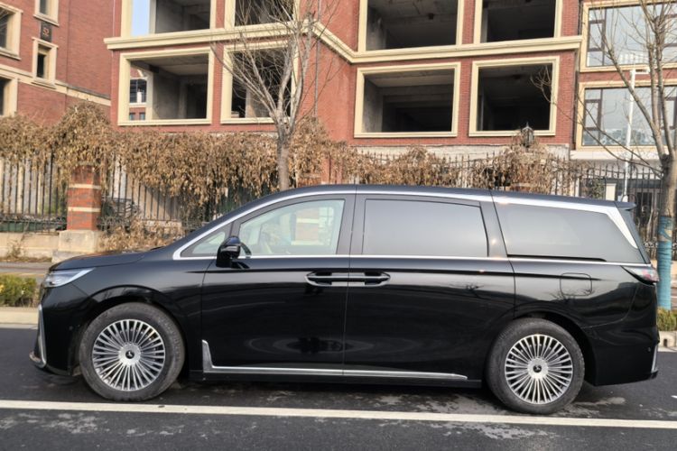 Used VOYAH Dream 2025 EV Four-Wheel Drive Prestige Kunpeng Edition