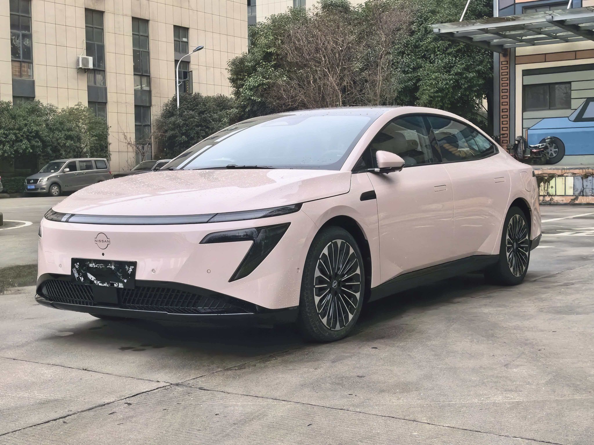 Под передней частью автомобиля