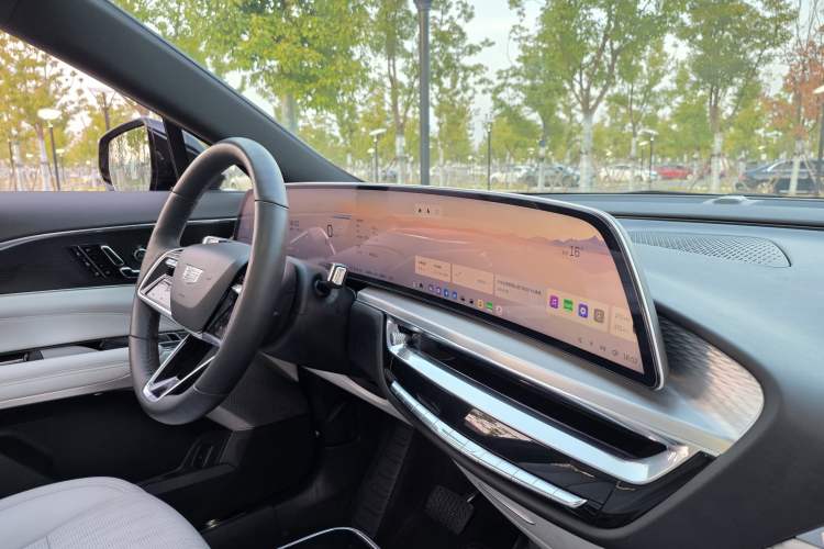 Used Cadillac LYRIQ 2024 Rear-Drive Standard Range Luxury Edition Interior 7