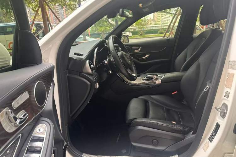 Used Mercedes-Benz GLC 2017 GLC 300 4MATIC Sport Edition Interior 2