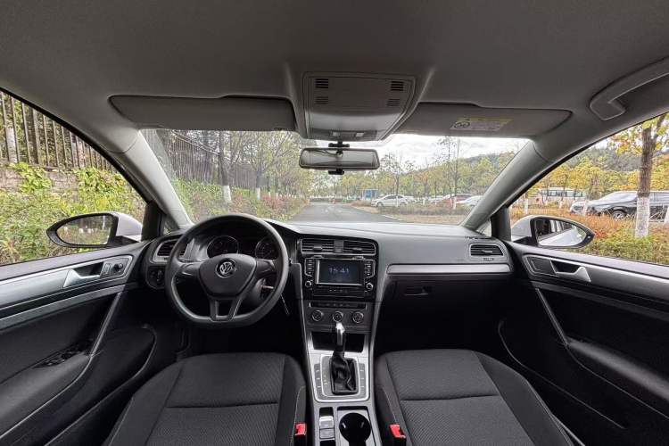 Used Volkswagen Golf 2016 1.6L Automatic Fashion Model
