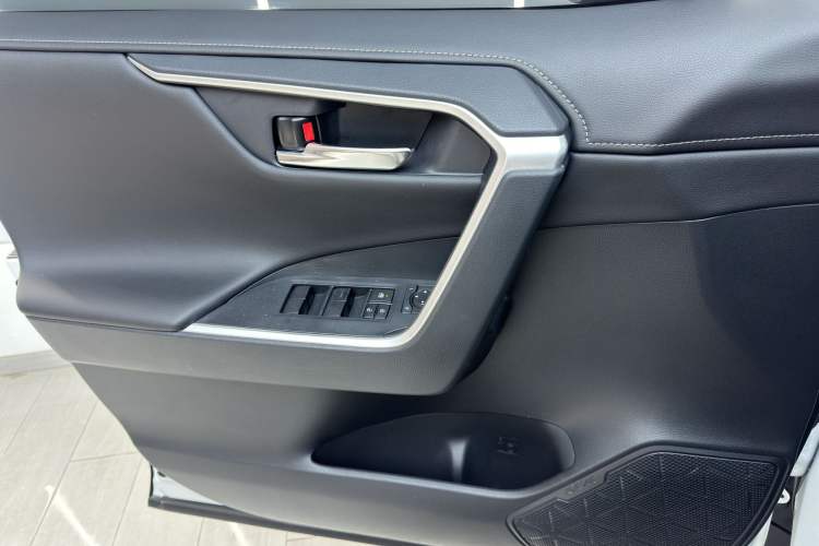 Used Toyota RAV4 2021 Dual-Engine 2.5L E-CVT Four-Wheel Drive Elite PLUS Edition Interior 9