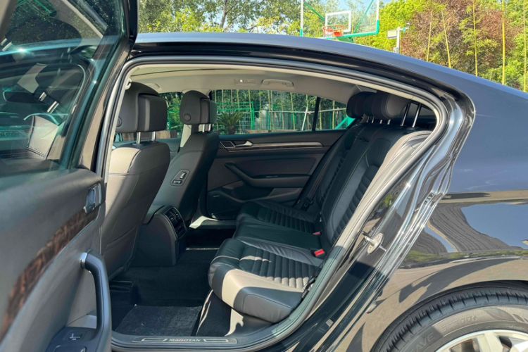 Used Volkswagen Magotan 2019 330TSI DSG Luxury Version China VI Standard Interior 3