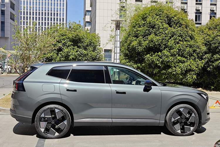 Used Volvo XC70 Plug-in Hybrid 2026 Model Four-Wheel Drive Long-Range Ultra Exterior 3