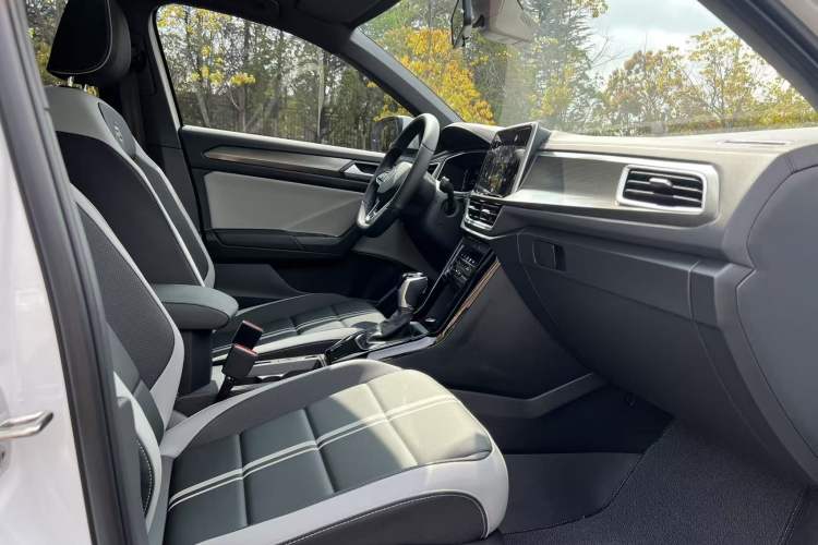 Used Volkswagen T-ROC 2025 Facelift Model 2 300TSI DSG Two-Wheel Drive Chenguang Edition
