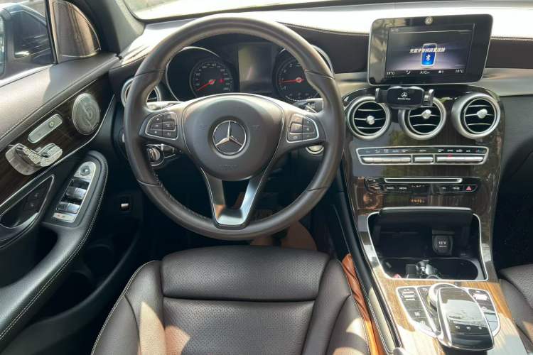 Used Mercedes-Benz GLC 2019 GLC 260 4MATIC Luxury Model
