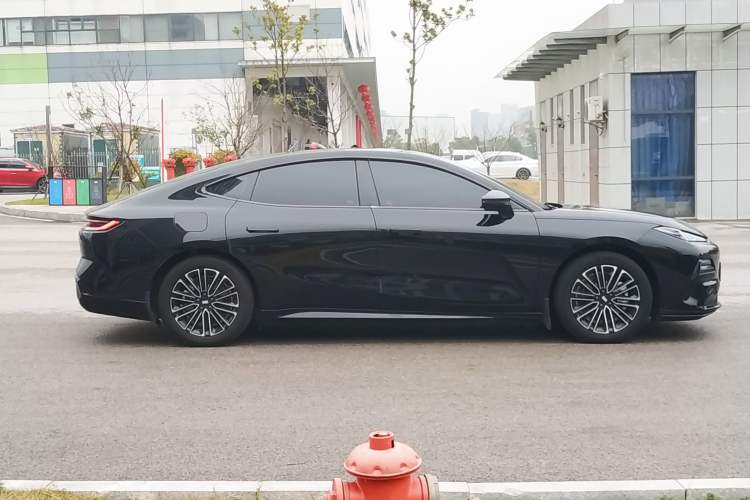 Used Geely Galaxy Galaxy 8 2025 130km EM-i Deluxe Edition
