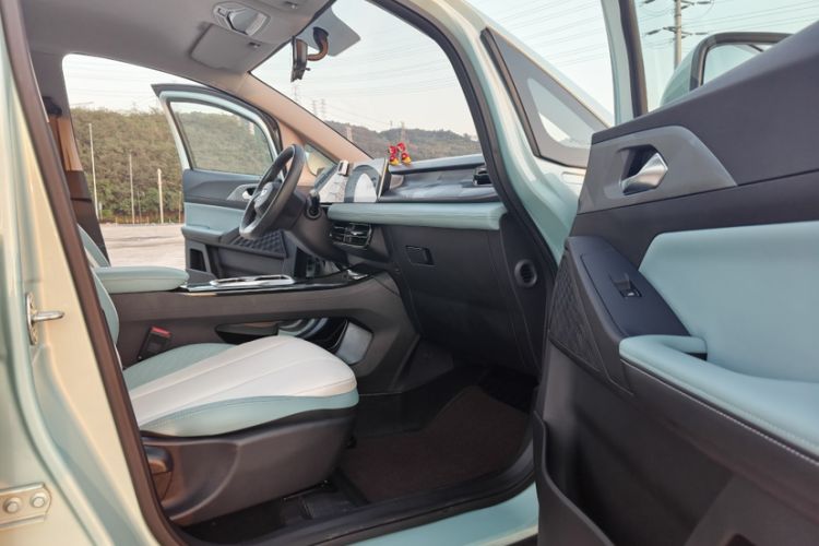 Used Geometry E Firefly 2024 301km Starlight Interior 1