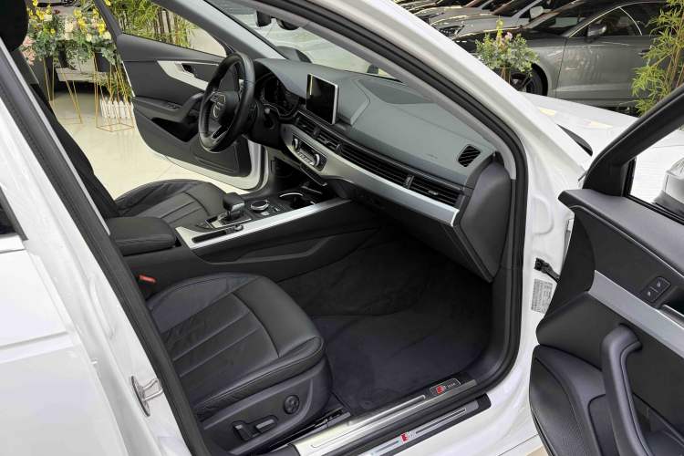Used Audi A4L 2019 40 TFSI Fashion Edition China VI Emission Standard Interior 6