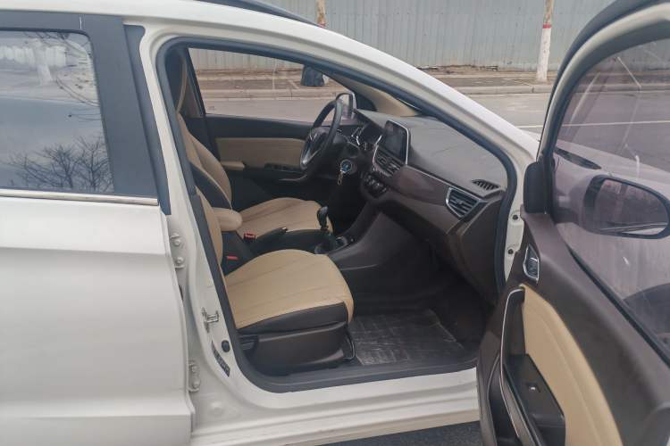 Used Baojun 310W 2017 1.5L Manual Fashion Model China V