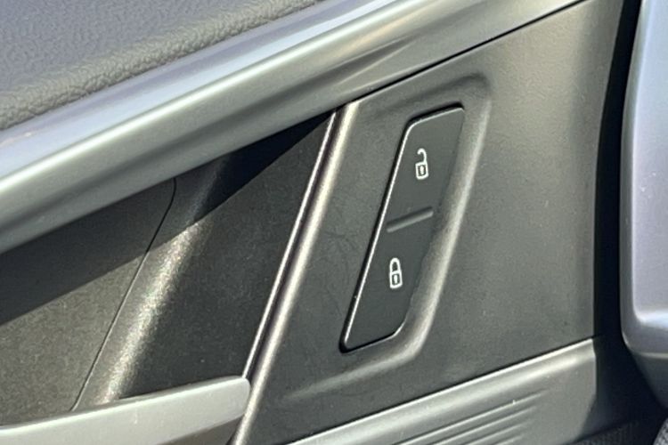 Used Volkswagen Tharu 2024 300TSI Two-Wheel-Drive Crescent Edition Interior 9