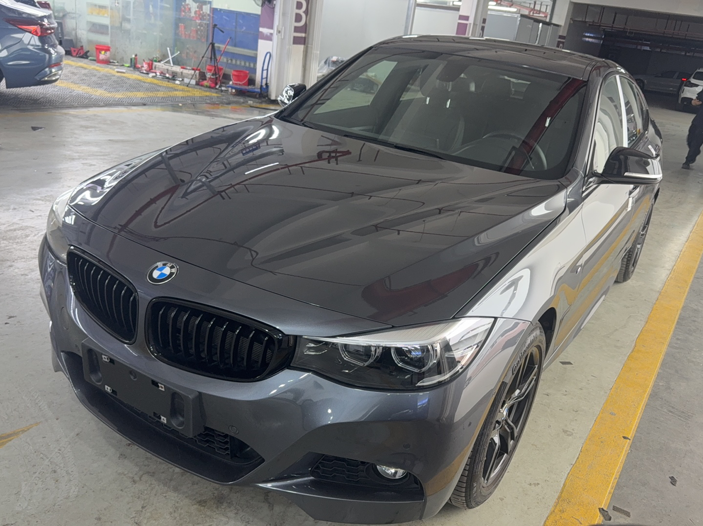 تحت مقدمة السيارة