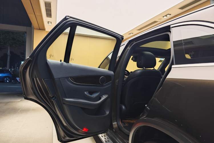 Used Mercedes-Benz GLC 2017 GLC 260 4MATIC Luxury Model
