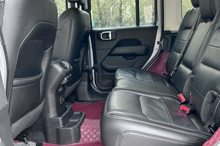 Used Jeep Wrangler 2021 2.0T Sahara Four-Door Edition Interior 4