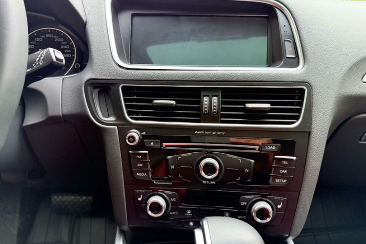 Used Audi Q5 2017 Plus 40 TFSI Technology Model Audio And AC Panel