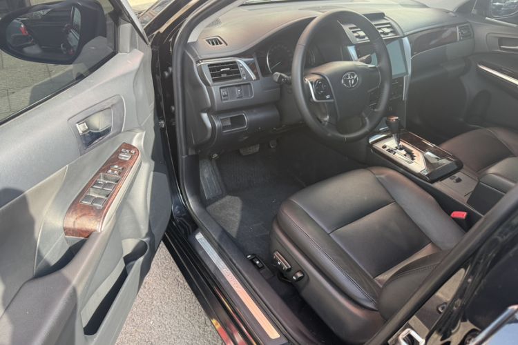 Used Toyota Camry 2015 2.0G Premier Edition Interior 2