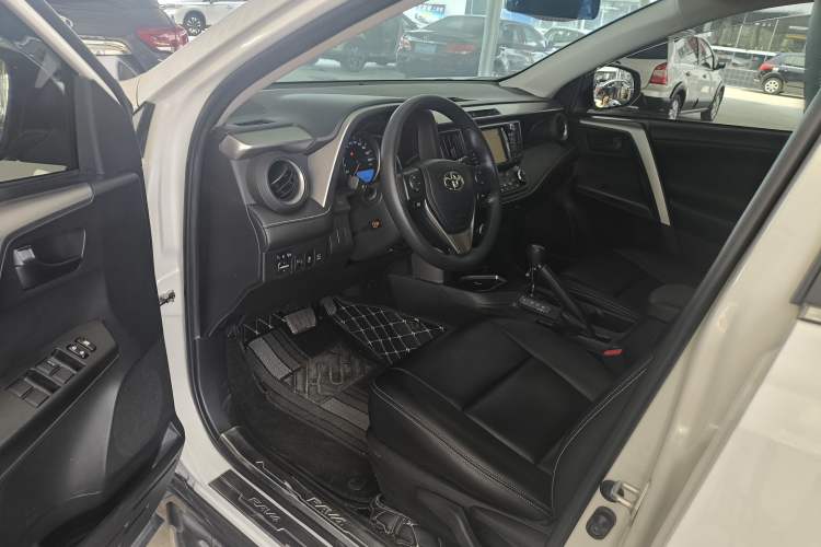 Used Toyota RAV4 2016 2.0L CVT Two-Wheel Drive Fashion Edition China V Standard
