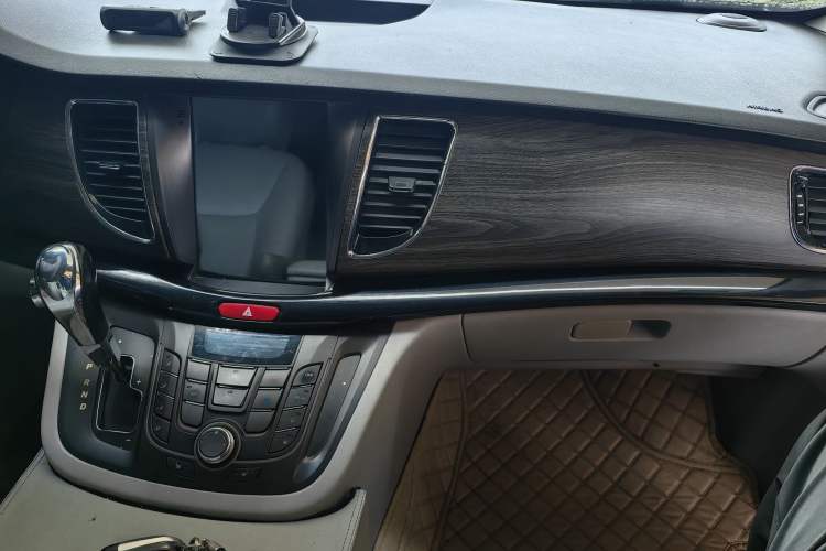 Used JAC Refine M5 2013 2.0T Gasoline Automatic Business Edition
