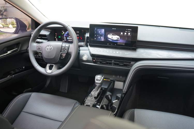 Used Toyota Camry 2026 Model Dual-Engine 2.0HGVP Luxury Edition Exterior 12