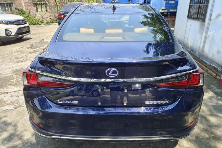 Used Lexus ES 2020 300h Premier Edition

