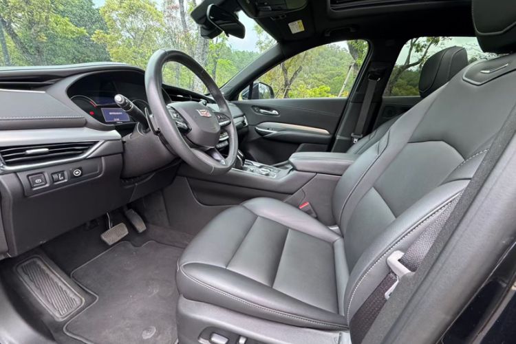 Used Cadillac XT4 2022 28T Two-Wheel-Drive Luxury Version Interior 1