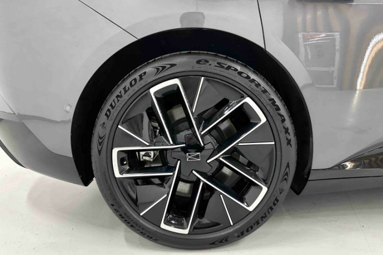 Used Avatr 12 2025 Year Updated Ultra Extended-Range Version Exterior 4