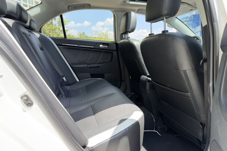 Used Mitsubishi Lancer EX 2016 1.8L Manual Black-and-White Retro Edition Interior 7