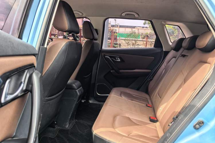 Used FAW Senya R7 2016 1.6L Manual Luxury Model Interior 6