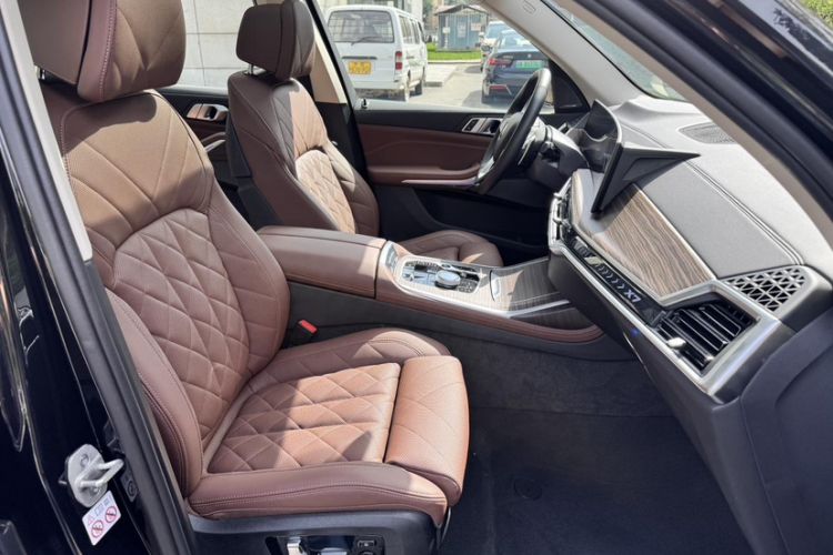 Used BMW X7 2023 xDrive40i Luxury Package with Leading Features
