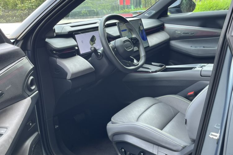 Used Lynk & Co 08 EM-P 2025 220 km All-Wheel-Drive Performance Halo Interior 3