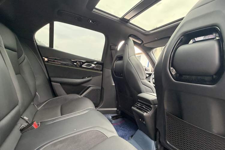 Used Lynk & Co 03 2023 2.0TD DCT JingPro Interior 10