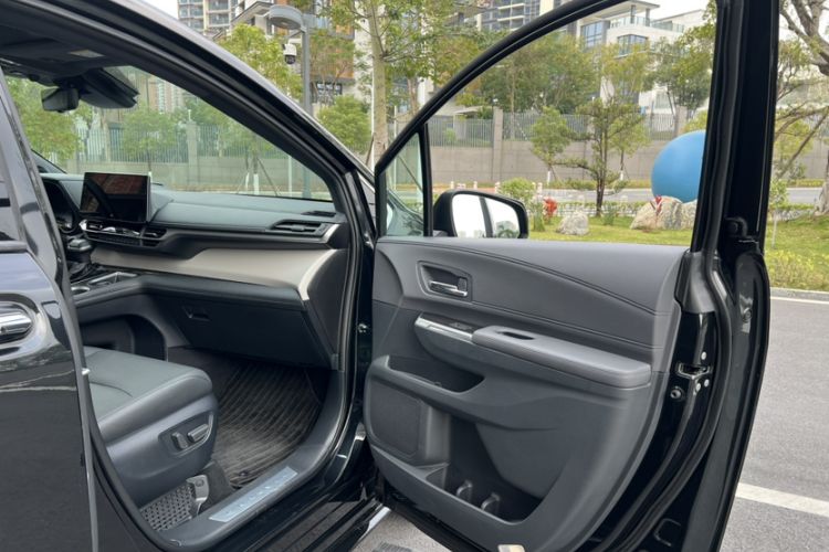 Used Toyota Granvia 2022 2.5L Hybrid Flagship Edition
