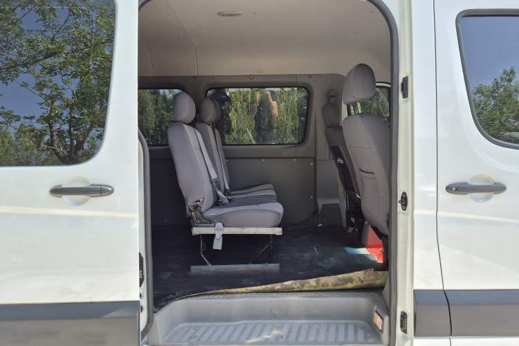 Used JAC Sunray 2022 2.0T Fuel-Efficient King PLUS Express Version Mid-axle 5-6 Seats HFC4DB3-2E4