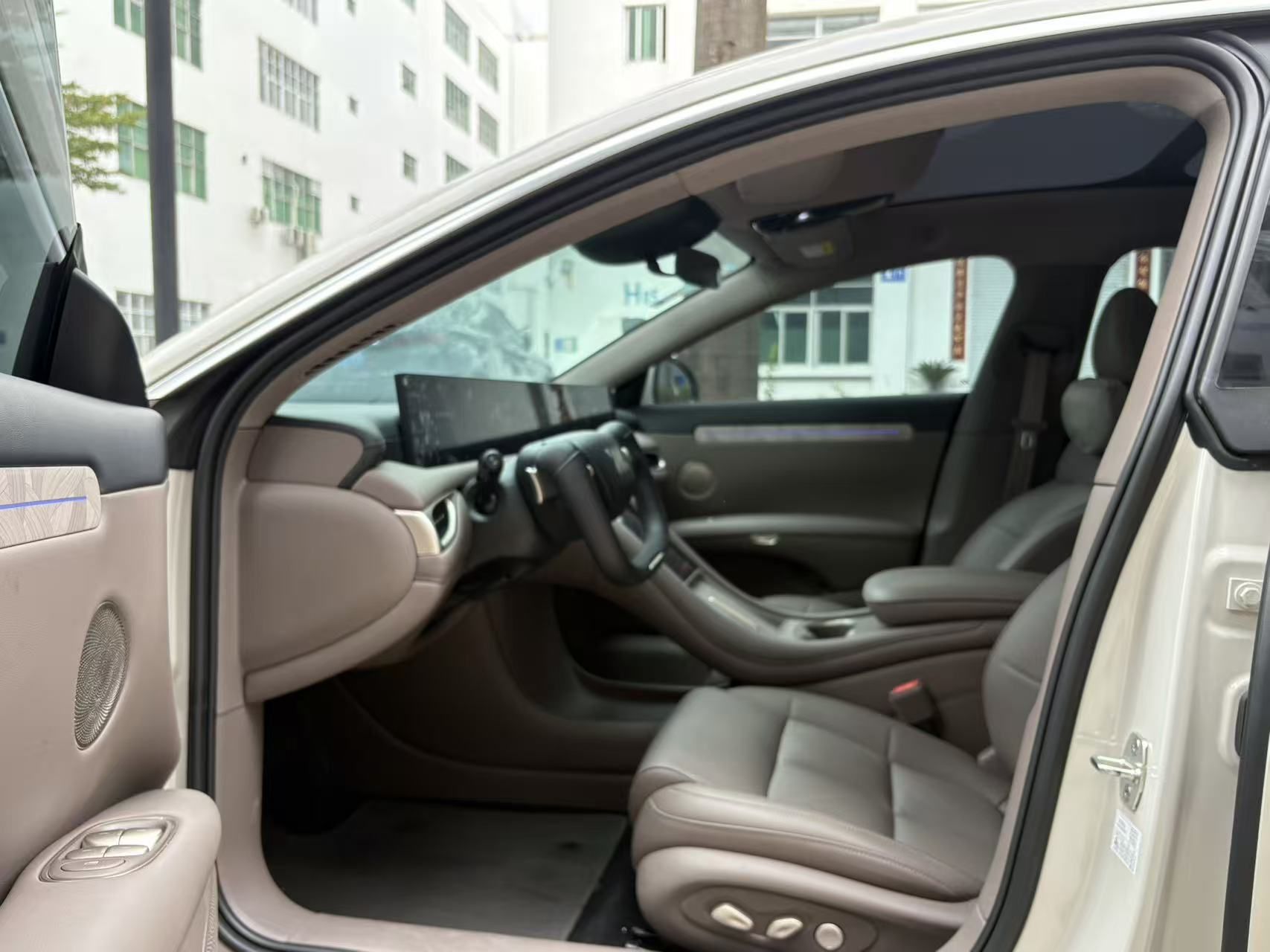 Переднее сиденье в автомобиле