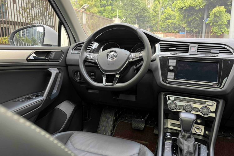 Used Volkswagen Tiguan L 2019 330TSI Automatic Two-Wheel Drive Panoramic Comfort Edition China VI Standard Interior 10