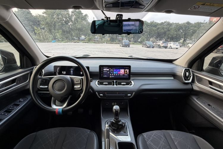 Used Great Wall King Kong Poer 2022 2.0T Manual Gasoline Two-Wheel Drive Elite Version with Long Bed and Flatbed – GW4C20B Interior 5