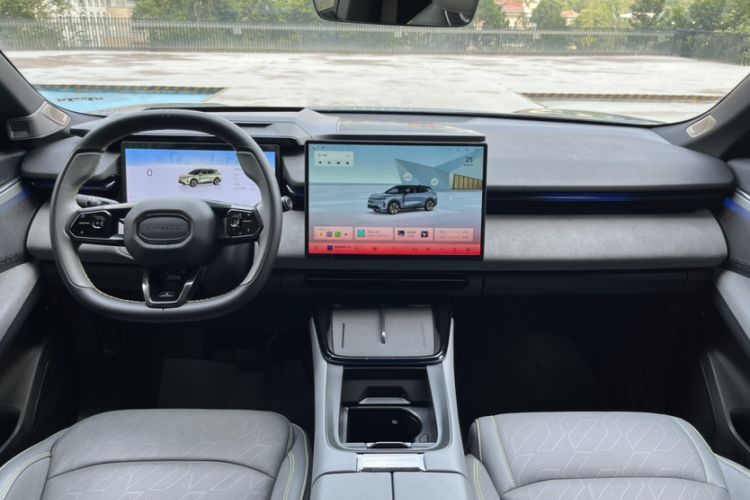 Used Lynk & Co 08 EM-P 2025 220 km All-Wheel-Drive Performance Halo Interior 2