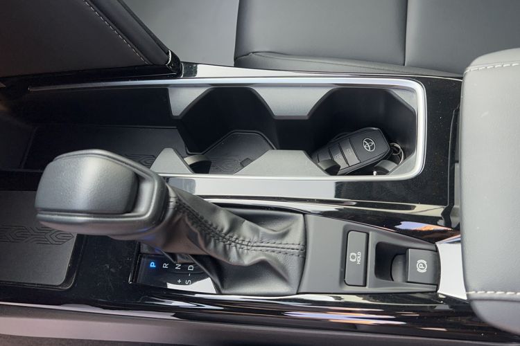 Used Toyota Camry 2026 Model Dual-Engine 2.0HE Elite Edition Gear Lever