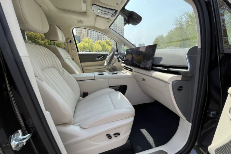 Used VOYAH Dream 2025 PHEV Four-Wheel-Drive Flagship Kunpeng Edition Interior 1