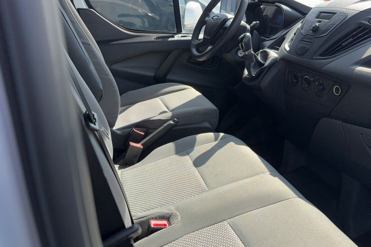 Used Ford Transit 2019 2.0T Diesel Van Short Wheelbase Low Roof 3-Seater China VI Standard