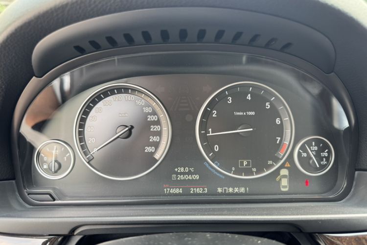 Used BMW 5 Series 2014 528Li Leading Model Odometer Close Up