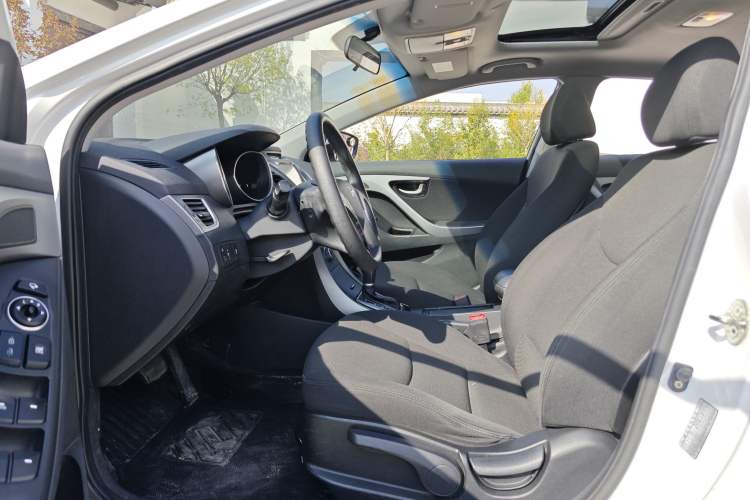 Used Hyundai Elantra (5th Generation / Langdong) 2016 1.6L Automatic Prestige Model Interior 6