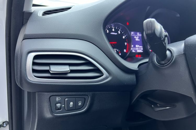 Used Hyundai Celesta 2017 1.6L Automatic Enjoyment Version GLS Interior 3