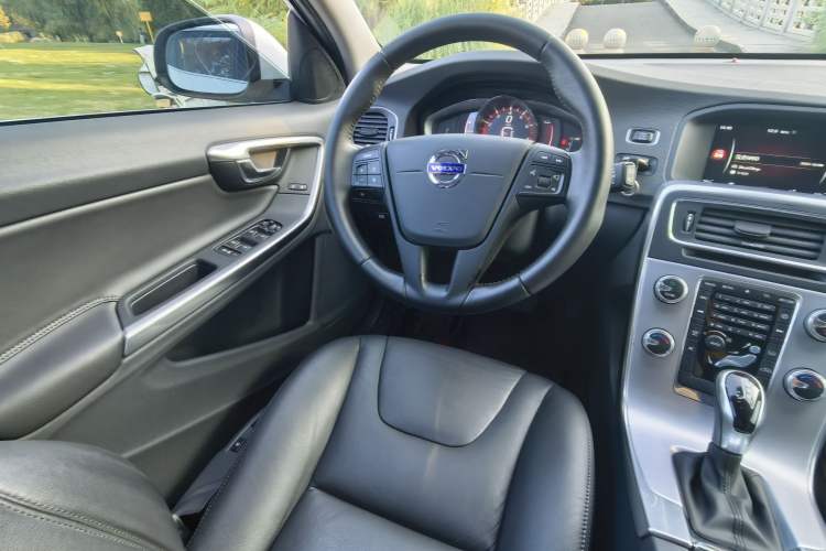 Used Volvo V60 2017 T4 Smart Edition China V Standard Interior 3